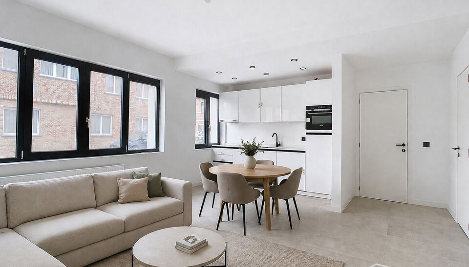 Laatse unit te koop met mooi rendement
Stap binnen in dit smaakvol afgewerkte appartement, gelegen in een klasse vol gerenoveerd gebouw op wandelafstand van het centrum van Edegem.
De inkomhal biedt directe toegang tot de moderne open keuken, volledig uit