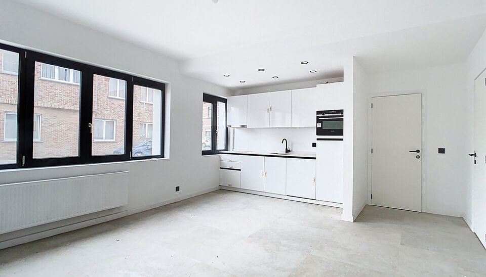 Laatse unit te koop met mooi rendement
Stap binnen in dit smaakvol afgewerkte appartement, gelegen in een klasse vol gerenoveerd gebouw op wandelafstand van het centrum van Edegem.
De inkomhal biedt directe toegang tot de moderne open keuken, volledig uit