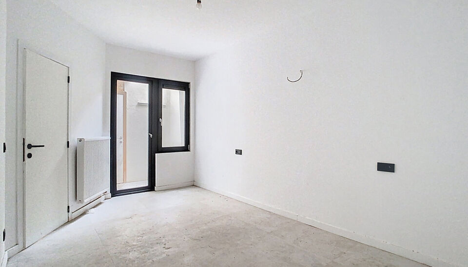 Laatse unit te koop met mooi rendement
Stap binnen in dit smaakvol afgewerkte appartement, gelegen in een klasse vol gerenoveerd gebouw op wandelafstand van het centrum van Edegem.
De inkomhal biedt directe toegang tot de moderne open keuken, volledig uit