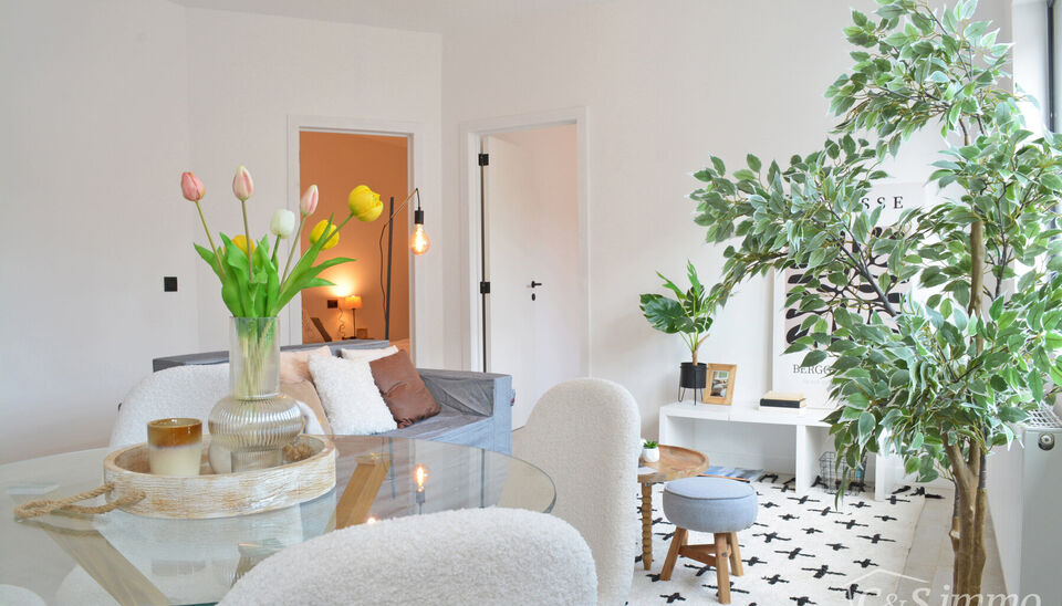 Laatse unit te koop met mooi rendement
Stap binnen in dit smaakvol afgewerkte appartement, gelegen in een klasse vol gerenoveerd gebouw op wandelafstand van het centrum van Edegem.
De inkomhal biedt directe toegang tot de moderne open keuken, volledig uit