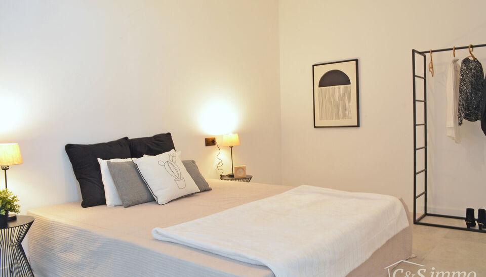 Laatse unit te koop met mooi rendement
Stap binnen in dit smaakvol afgewerkte appartement, gelegen in een klasse vol gerenoveerd gebouw op wandelafstand van het centrum van Edegem.
De inkomhal biedt directe toegang tot de moderne open keuken, volledig uit