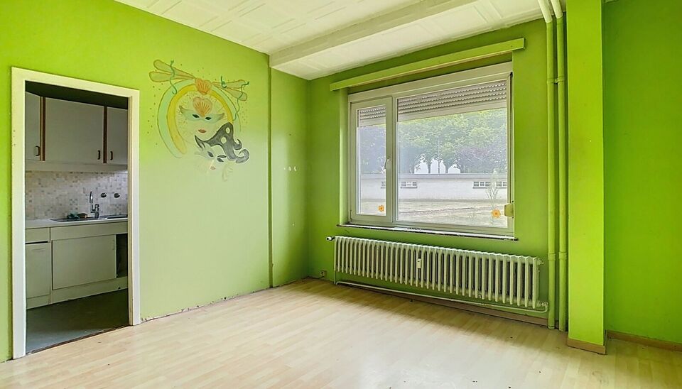Dit te renoveren gelijkvloerse appartement bevindt zich in een goed onderhouden gebouw op het Frederik Van Eedenplein te Linkeroever, een toplocatie vlak bij winkels, scholen, sportaccommodaties en openbaar vervoer. Bovendien ligt het pand aan een gezelli