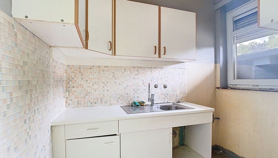 Dit te renoveren gelijkvloerse appartement bevindt zich in een goed onderhouden gebouw op het Frederik Van Eedenplein te Linkeroever, een toplocatie vlak bij winkels, scholen, sportaccommodaties en openbaar vervoer. Bovendien ligt het pand aan een gezelli