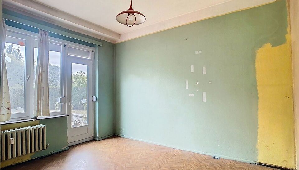 Dit te renoveren gelijkvloerse appartement bevindt zich in een goed onderhouden gebouw op het Frederik Van Eedenplein te Linkeroever, een toplocatie vlak bij winkels, scholen, sportaccommodaties en openbaar vervoer. Bovendien ligt het pand aan een gezelli
