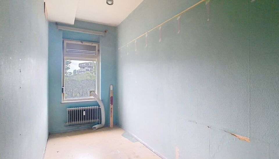 Dit te renoveren gelijkvloerse appartement bevindt zich in een goed onderhouden gebouw op het Frederik Van Eedenplein te Linkeroever, een toplocatie vlak bij winkels, scholen, sportaccommodaties en openbaar vervoer. Bovendien ligt het pand aan een gezelli