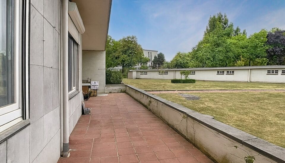 Dit te renoveren gelijkvloerse appartement bevindt zich in een goed onderhouden gebouw op het Frederik Van Eedenplein te Linkeroever, een toplocatie vlak bij winkels, scholen, sportaccommodaties en openbaar vervoer. Bovendien ligt het pand aan een gezelli