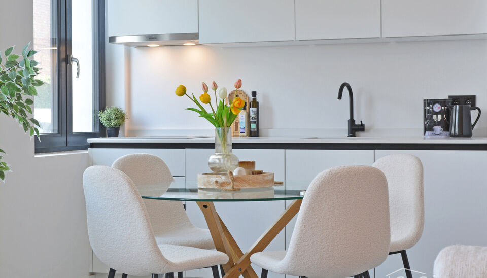 Laatse unit te koop met mooi rendement
Stap binnen in dit smaakvol afgewerkte appartement, gelegen in een klasse vol gerenoveerd gebouw op wandelafstand van het centrum van Edegem &Mortsel .
De inkomhal biedt directe toegang tot de moderne open keuken, vo