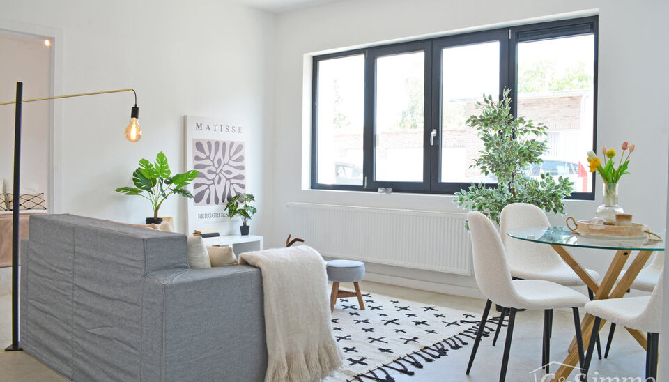 Laatse unit te koop met mooi rendement
Stap binnen in dit smaakvol afgewerkte appartement, gelegen in een klasse vol gerenoveerd gebouw op wandelafstand van het centrum van Edegem &Mortsel .
De inkomhal biedt directe toegang tot de moderne open keuken, vo