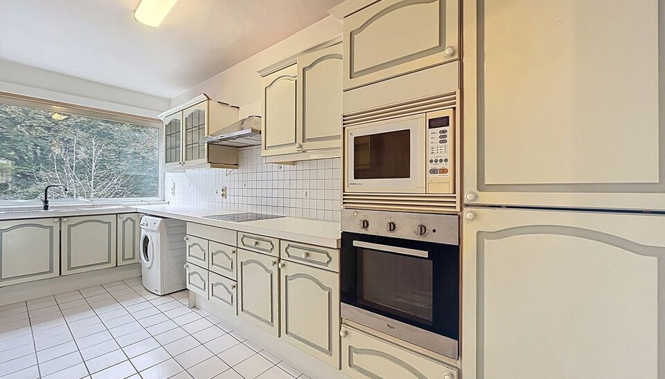 Lichtrijk appartement met groen uitzicht op toplocatie in Deuzeld.
Op de tweede verdieping bevindt zich dit goed gelegen en bijzonder lichtrijke appartement met een prachtig, open zicht op het groen. De ligging is ideaal op wandelafstand van parken, winke