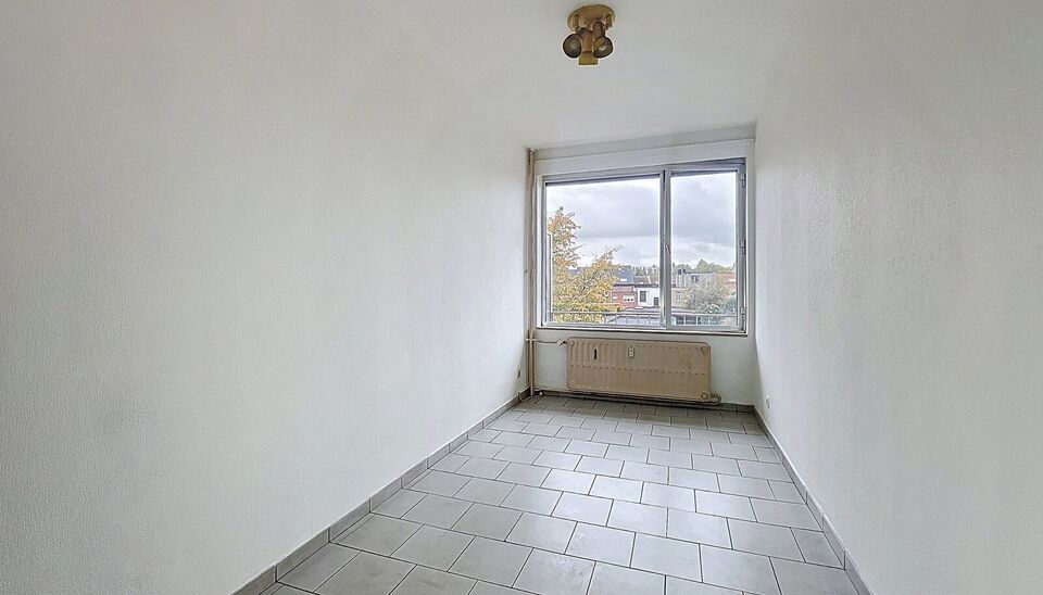 Lichtrijk appartement met groen uitzicht op toplocatie in Deuzeld.
Op de tweede verdieping bevindt zich dit goed gelegen en bijzonder lichtrijke appartement met een prachtig, open zicht op het groen. De ligging is ideaal op wandelafstand van parken, winke