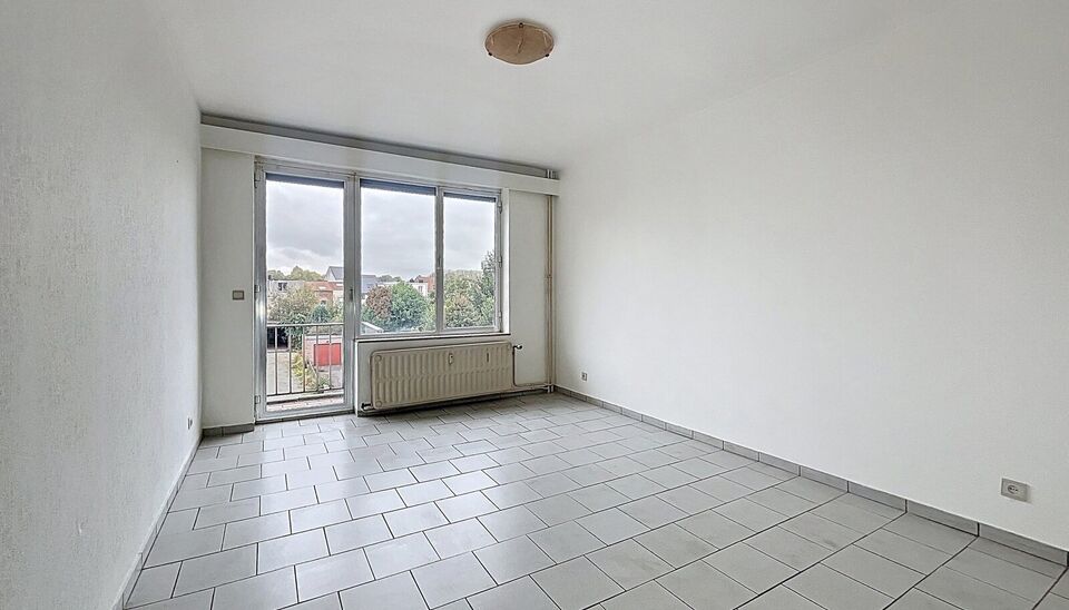 Lichtrijk appartement met groen uitzicht op toplocatie in Deuzeld.
Op de tweede verdieping bevindt zich dit goed gelegen en bijzonder lichtrijke appartement met een prachtig, open zicht op het groen. De ligging is ideaal op wandelafstand van parken, winke