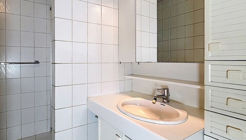 Lichtrijk appartement met groen uitzicht op toplocatie in Deuzeld.
Op de tweede verdieping bevindt zich dit goed gelegen en bijzonder lichtrijke appartement met een prachtig, open zicht op het groen. De ligging is ideaal op wandelafstand van parken, winke