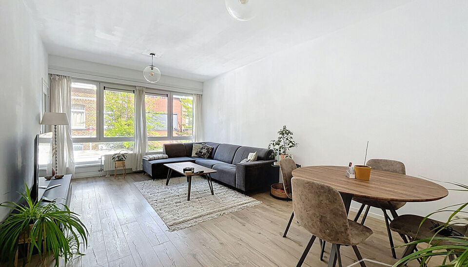 Goed onderhouden appartementsgebouw in één van de mooiste straten van Merksem, op de grens met Schoten.
Dit charmante gebouw is goed onderhouden en ligt in een rustige, groene straat, ideaal gelegen nabij winkels, scholen en openbaar vervoer.Het gelijkv