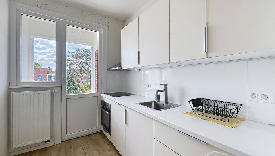 Goed onderhouden appartementsgebouw in één van de mooiste straten van Merksem, op de grens met Schoten.
Dit charmante gebouw is goed onderhouden en ligt in een rustige, groene straat, ideaal gelegen nabij winkels, scholen en openbaar vervoer.Het gelijkv