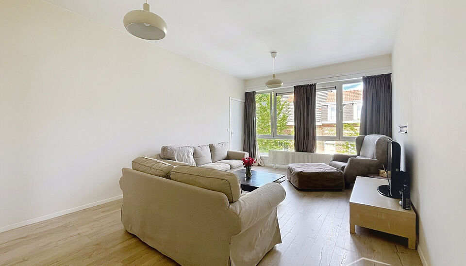 Goed onderhouden appartementsgebouw in één van de mooiste straten van Merksem, op de grens met Schoten.
Dit charmante gebouw is goed onderhouden en ligt in een rustige, groene straat, ideaal gelegen nabij winkels, scholen en openbaar vervoer.Het gelijkv