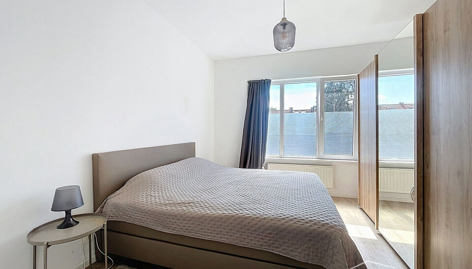 Goed onderhouden appartementsgebouw in één van de mooiste straten van Merksem, op de grens met Schoten.
Dit charmante gebouw is goed onderhouden en ligt in een rustige, groene straat, ideaal gelegen nabij winkels, scholen en openbaar vervoer.Het gelijkv