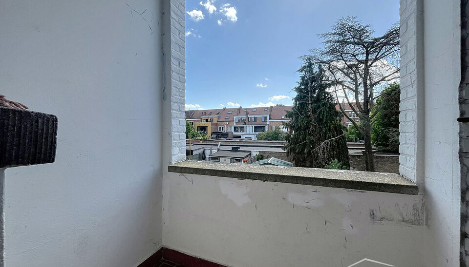 Goed onderhouden appartementsgebouw in één van de mooiste straten van Merksem, op de grens met Schoten.
Dit charmante gebouw is goed onderhouden en ligt in een rustige, groene straat, ideaal gelegen nabij winkels, scholen en openbaar vervoer.Het gelijkv