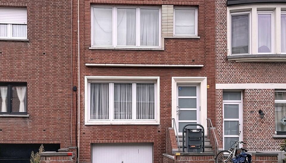 Goed onderhouden gebouw bestaande uit drie afzonderlijke appartementen, elk met één slaapkamer op wandelafstand van het Rivierenhof.
Gelijkvloers appartement (ca. 63 m²) met één slaapkamer en een koer.
Eerste en tweede verdieping (elk ca. 60 m²) zij