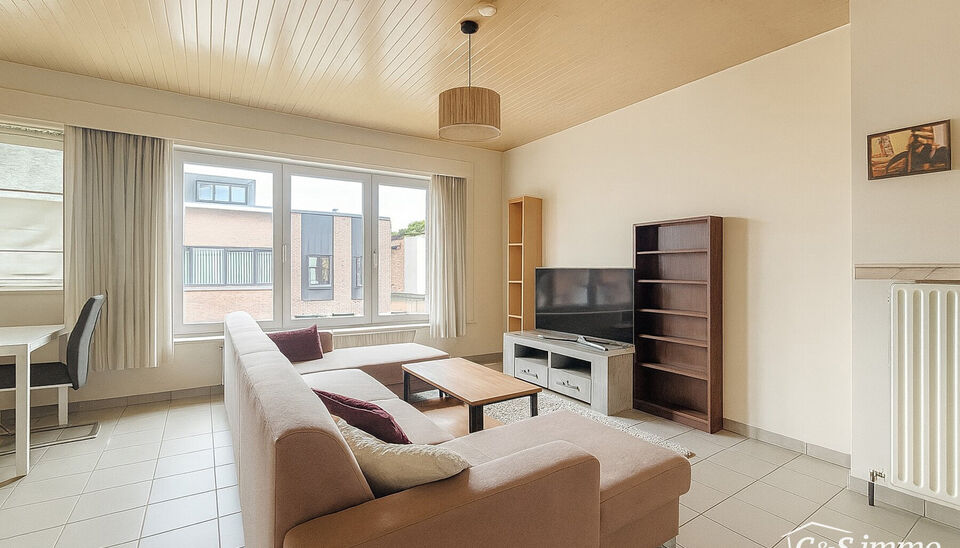 Goed onderhouden gebouw bestaande uit drie afzonderlijke appartementen, elk met één slaapkamer op wandelafstand van het Rivierenhof.
Gelijkvloers appartement (ca. 63 m²) met één slaapkamer en een koer.
Eerste en tweede verdieping (elk ca. 60 m²) zij