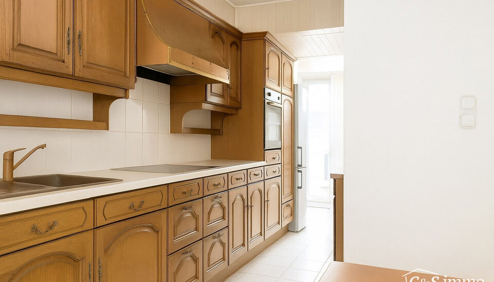 Goed onderhouden gebouw bestaande uit drie afzonderlijke appartementen, elk met één slaapkamer op wandelafstand van het Rivierenhof.
Gelijkvloers appartement (ca. 63 m²) met één slaapkamer en een koer.
Eerste en tweede verdieping (elk ca. 60 m²) zij