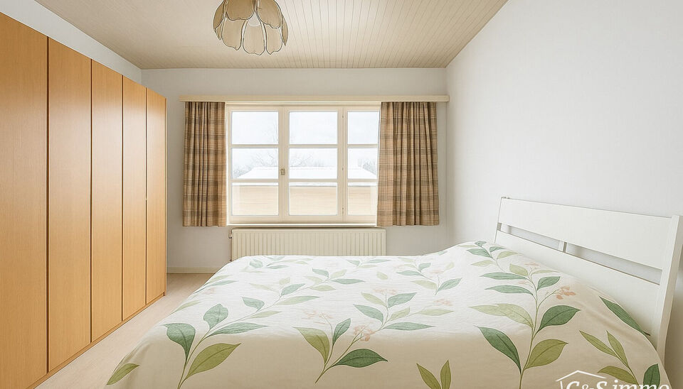 Goed onderhouden gebouw bestaande uit drie afzonderlijke appartementen, elk met één slaapkamer op wandelafstand van het Rivierenhof.
Gelijkvloers appartement (ca. 63 m²) met één slaapkamer en een koer.
Eerste en tweede verdieping (elk ca. 60 m²) zij