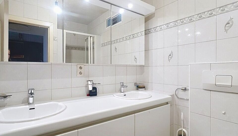 Goed onderhouden gebouw bestaande uit drie afzonderlijke appartementen, elk met één slaapkamer op wandelafstand van het Rivierenhof.
Gelijkvloers appartement (ca. 63 m²) met één slaapkamer en een koer.
Eerste en tweede verdieping (elk ca. 60 m²) zij
