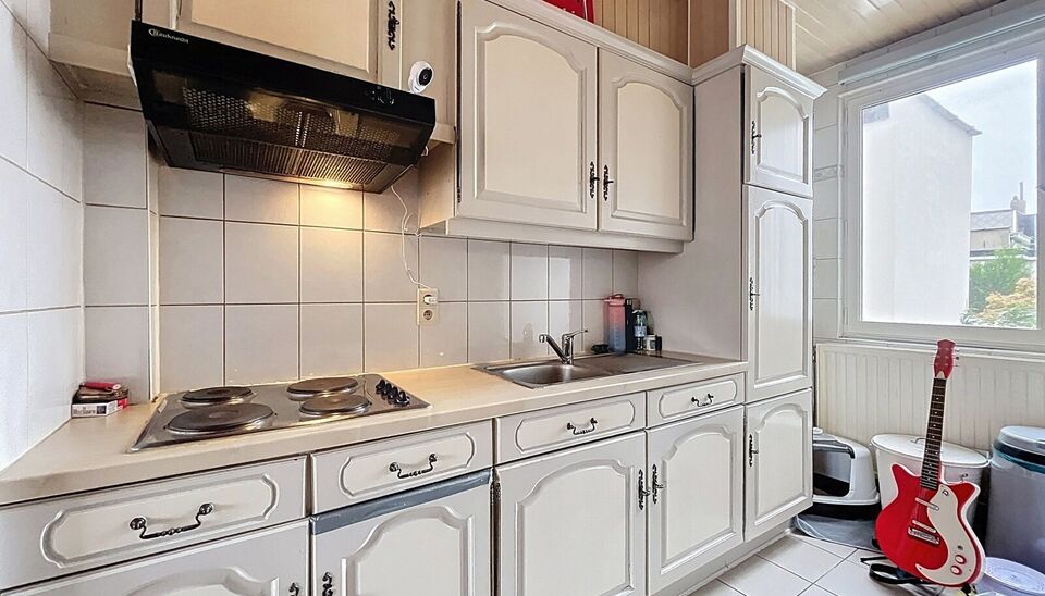 Goed onderhouden gebouw bestaande uit drie afzonderlijke appartementen, elk met één slaapkamer op wandelafstand van het Rivierenhof.
Gelijkvloers appartement (ca. 63 m²) met één slaapkamer en een koer.
Eerste en tweede verdieping (elk ca. 60 m²) zij