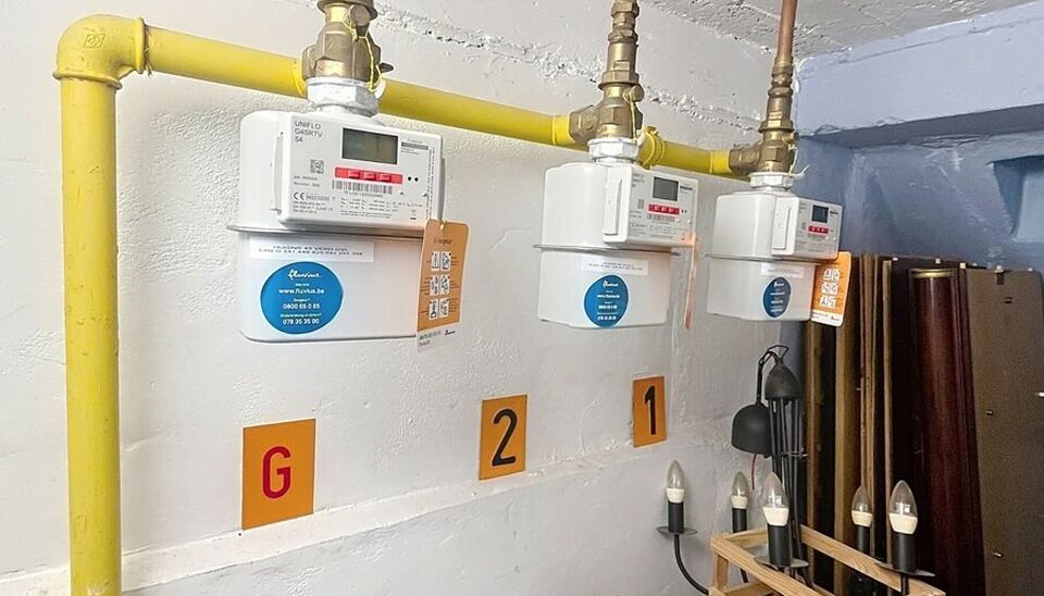 Goed onderhouden gebouw bestaande uit drie afzonderlijke appartementen, elk met één slaapkamer op wandelafstand van het Rivierenhof.
Gelijkvloers appartement (ca. 63 m²) met één slaapkamer en een koer.
Eerste en tweede verdieping (elk ca. 60 m²) zij