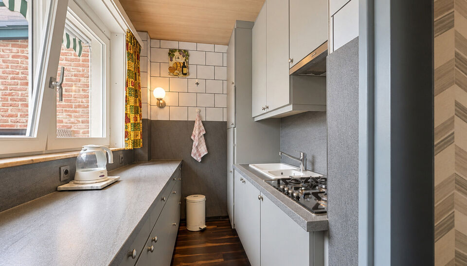 Ontdek deze ruime bel-etagewoning, rustig gelegen in een doodlopende straat en boordevol mogelijkheden. De woning is reeds functioneel ingericht, maar biedt de nieuwe eigenaar nog de kans om ze verder af te werken en volledig naar eigen smaak te modernise