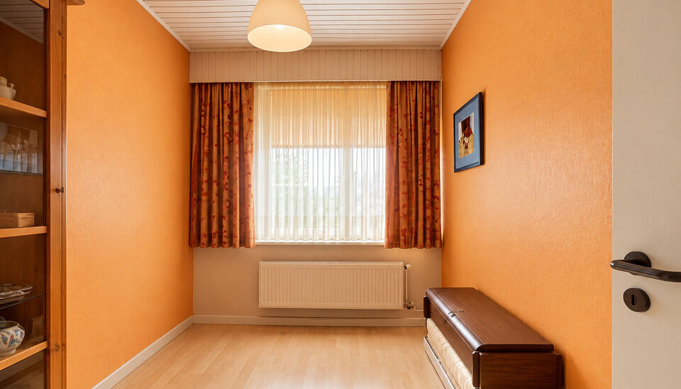 Ontdek deze ruime bel-etagewoning, rustig gelegen in een doodlopende straat en boordevol mogelijkheden. De woning is reeds functioneel ingericht, maar biedt de nieuwe eigenaar nog de kans om ze verder af te werken en volledig naar eigen smaak te modernise