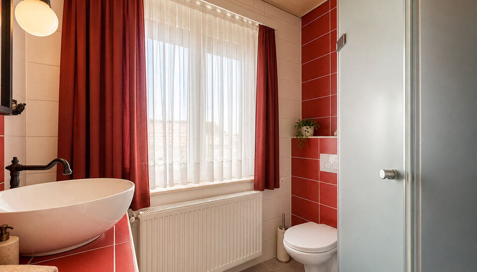 Ontdek deze ruime bel-etagewoning, rustig gelegen in een doodlopende straat en boordevol mogelijkheden. De woning is reeds functioneel ingericht, maar biedt de nieuwe eigenaar nog de kans om ze verder af te werken en volledig naar eigen smaak te modernise