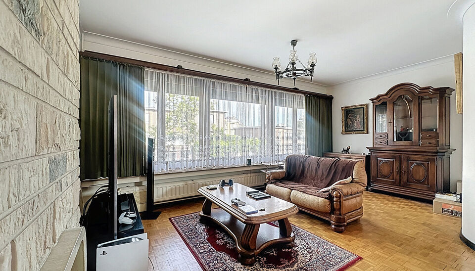 Deze instapklare woning is gelegen in een rustige straat en biedt alle comfort voor een gezin of wie op zoek is naar ruimte en rust. Bij het betreden van de woning komt u in de inkomhal, die toegang geeft tot de inpandige garage. Op het gelijkvloers bevin