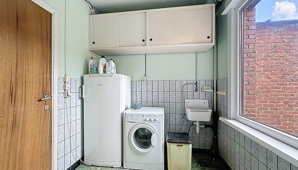 Deze instapklare woning is gelegen in een rustige straat en biedt alle comfort voor een gezin of wie op zoek is naar ruimte en rust. Bij het betreden van de woning komt u in de inkomhal, die toegang geeft tot de inpandige garage. Op het gelijkvloers bevin