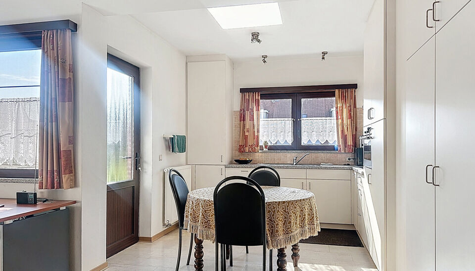 Deze instapklare woning is gelegen in een rustige straat en biedt alle comfort voor een gezin of wie op zoek is naar ruimte en rust. Bij het betreden van de woning komt u in de inkomhal, die toegang geeft tot de inpandige garage. Op het gelijkvloers bevin