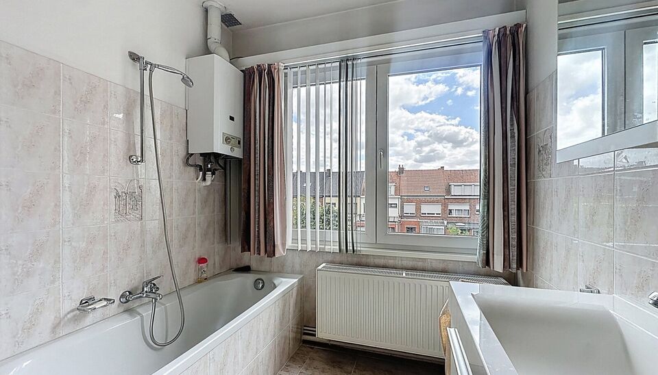 Deze instapklare woning is gelegen in een rustige straat en biedt alle comfort voor een gezin of wie op zoek is naar ruimte en rust. Bij het betreden van de woning komt u in de inkomhal, die toegang geeft tot de inpandige garage. Op het gelijkvloers bevin