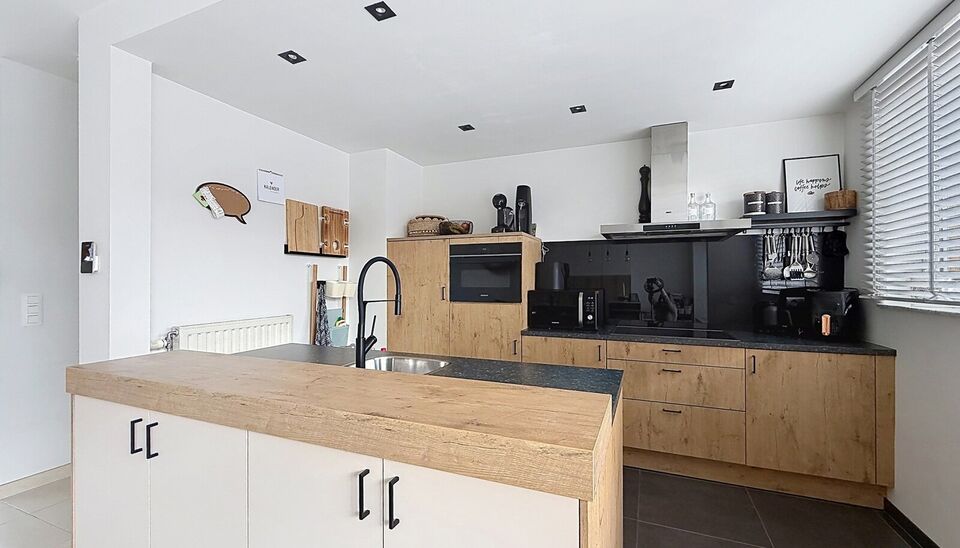 Gezellige woning met zonnige tuin, gelegen aan de toekomstige 'Merksemse tuinen'. Inkomhal met gastentoilet, voorzien van een handenwasser, en een praktische vestiaire. Op de eerste verdieping bevindt zich een ruime en lichtrijke leefruimte (ca. 37 m&sup2;), 