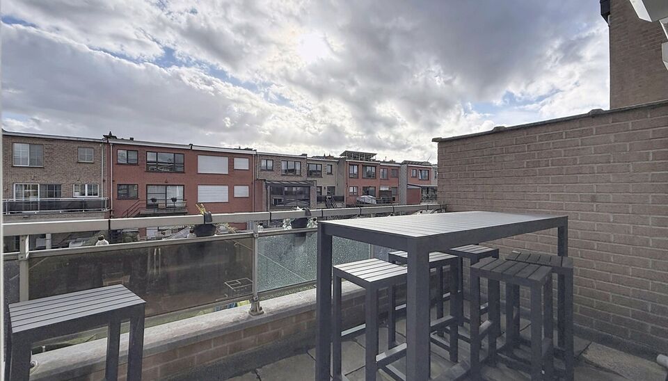 Gezellige woning met zonnige tuin, gelegen aan de toekomstige 'Merksemse tuinen'. Inkomhal met gastentoilet, voorzien van een handenwasser, en een praktische vestiaire. Op de eerste verdieping bevindt zich een ruime en lichtrijke leefruimte (ca. 37 m&sup2;), 