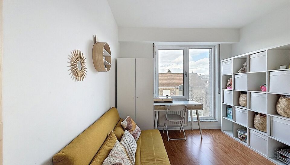 Gezellige woning met zonnige tuin, gelegen aan de toekomstige 'Merksemse tuinen'. Inkomhal met gastentoilet, voorzien van een handenwasser, en een praktische vestiaire. Op de eerste verdieping bevindt zich een ruime en lichtrijke leefruimte (ca. 37 m&sup2;), 