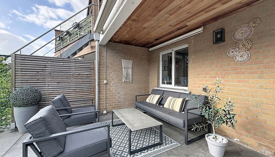 Gezellige woning met zonnige tuin, gelegen aan de toekomstige 'Merksemse tuinen'. Inkomhal met gastentoilet, voorzien van een handenwasser, en een praktische vestiaire. Op de eerste verdieping bevindt zich een ruime en lichtrijke leefruimte (ca. 37 m&sup2;), 