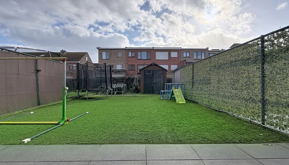 Gezellige woning met zonnige tuin, gelegen aan de toekomstige 'Merksemse tuinen'. Inkomhal met gastentoilet, voorzien van een handenwasser, en een praktische vestiaire. Op de eerste verdieping bevindt zich een ruime en lichtrijke leefruimte (ca. 37 m&sup2;), 