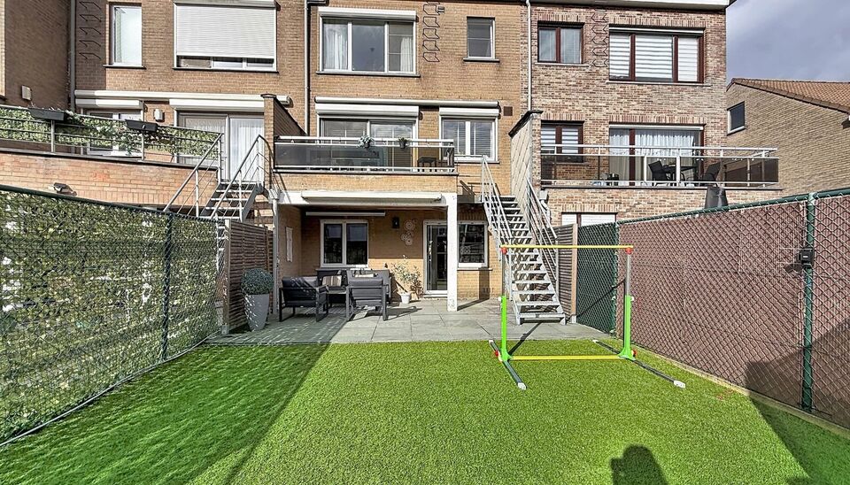 Gezellige woning met zonnige tuin, gelegen aan de toekomstige 'Merksemse tuinen'. Inkomhal met gastentoilet, voorzien van een handenwasser, en een praktische vestiaire. Op de eerste verdieping bevindt zich een ruime en lichtrijke leefruimte (ca. 37 m&sup2;), 