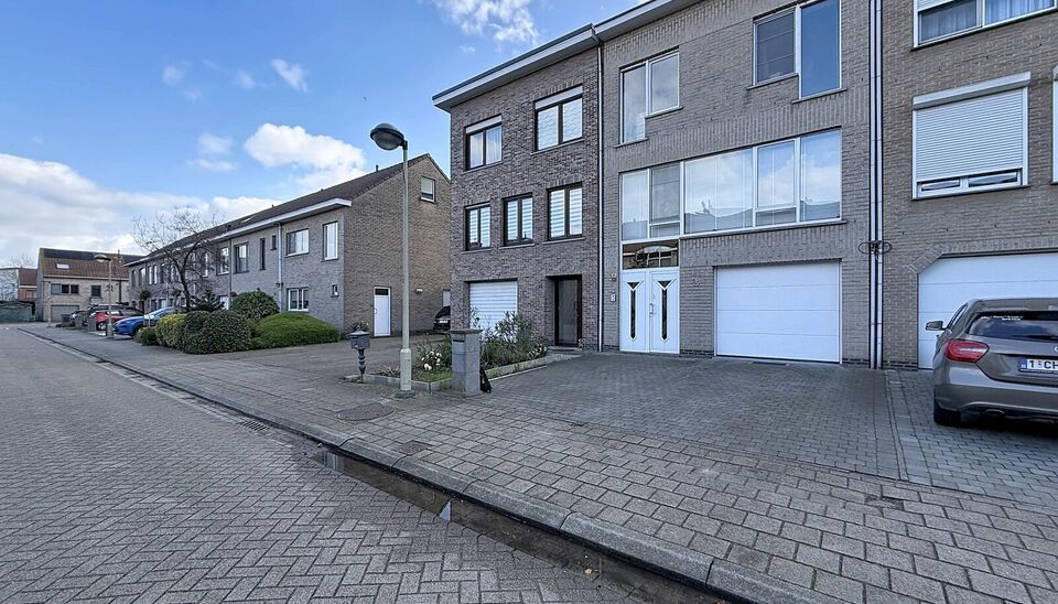 Gezellige woning met zonnige tuin, gelegen aan de toekomstige 'Merksemse tuinen'. Inkomhal met gastentoilet, voorzien van een handenwasser, en een praktische vestiaire. Op de eerste verdieping bevindt zich een ruime en lichtrijke leefruimte (ca. 37 m&sup2;), 