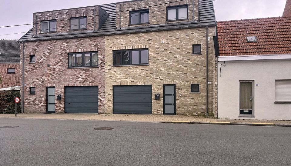 Energiezuinige bel-étagewoning in het hart van Hoevenen.
Deze instapklare woning is ideaal gelegen in het centrum van Hoevenen, op wandelafstand van winkels, openbaar vervoer en aangename wandelpaden.
Bij het betreden van het gelijkvloers komt u binnen i