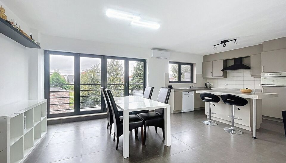 Energiezuinige bel-étagewoning in het hart van Hoevenen.
Deze instapklare woning is ideaal gelegen in het centrum van Hoevenen, op wandelafstand van winkels, openbaar vervoer en aangename wandelpaden.
Bij het betreden van het gelijkvloers komt u binnen i