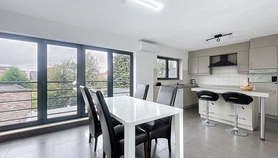 Energiezuinige bel-étagewoning in het hart van Hoevenen.
Deze instapklare woning is ideaal gelegen in het centrum van Hoevenen, op wandelafstand van winkels, openbaar vervoer en aangename wandelpaden.
Bij het betreden van het gelijkvloers komt u binnen i