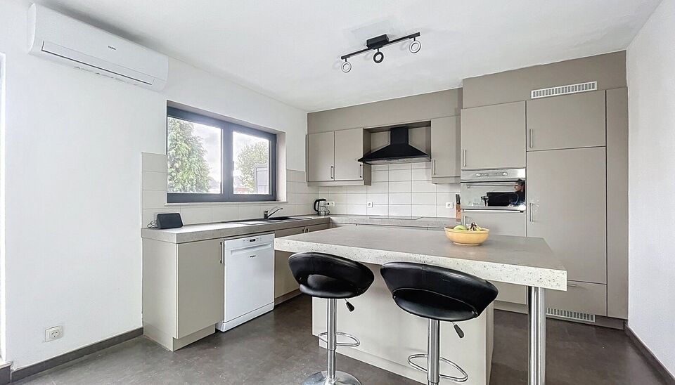 Energiezuinige bel-étagewoning in het hart van Hoevenen.
Deze instapklare woning is ideaal gelegen in het centrum van Hoevenen, op wandelafstand van winkels, openbaar vervoer en aangename wandelpaden.
Bij het betreden van het gelijkvloers komt u binnen i