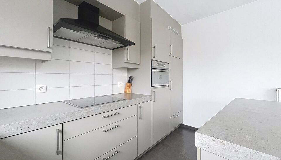 Energiezuinige bel-étagewoning in het hart van Hoevenen.
Deze instapklare woning is ideaal gelegen in het centrum van Hoevenen, op wandelafstand van winkels, openbaar vervoer en aangename wandelpaden.
Bij het betreden van het gelijkvloers komt u binnen i