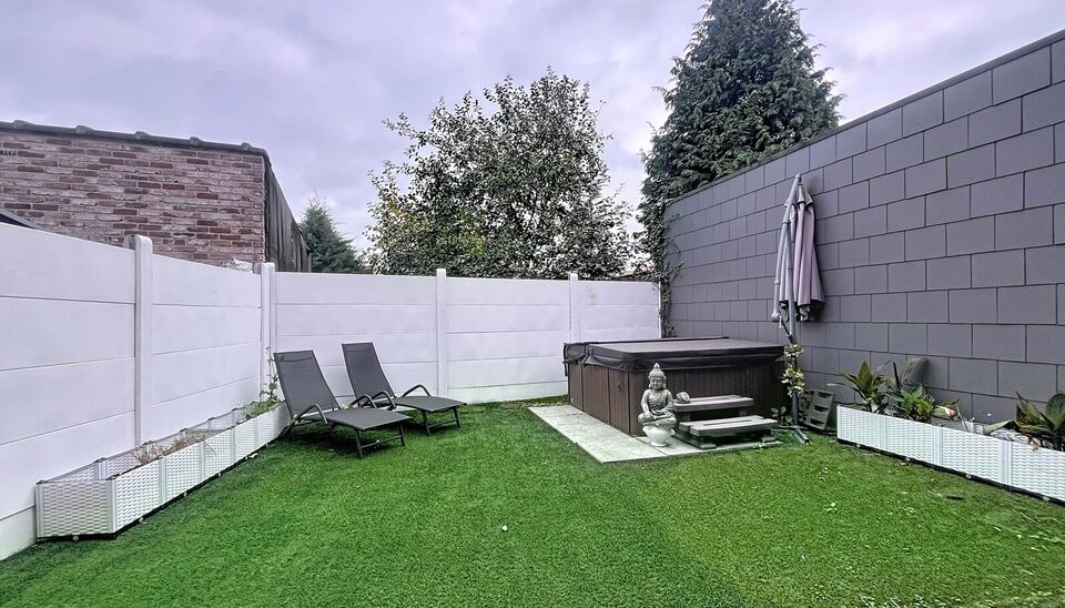 Energiezuinige bel-étagewoning in het hart van Hoevenen.
Deze instapklare woning is ideaal gelegen in het centrum van Hoevenen, op wandelafstand van winkels, openbaar vervoer en aangename wandelpaden.
Bij het betreden van het gelijkvloers komt u binnen i