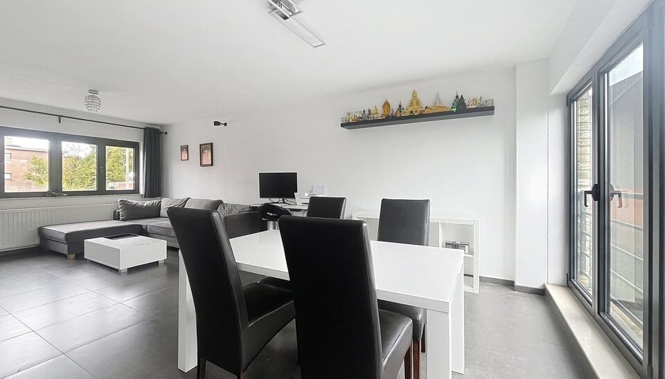 Energiezuinige bel-étagewoning in het hart van Hoevenen.
Deze instapklare woning is ideaal gelegen in het centrum van Hoevenen, op wandelafstand van winkels, openbaar vervoer en aangename wandelpaden.
Bij het betreden van het gelijkvloers komt u binnen i