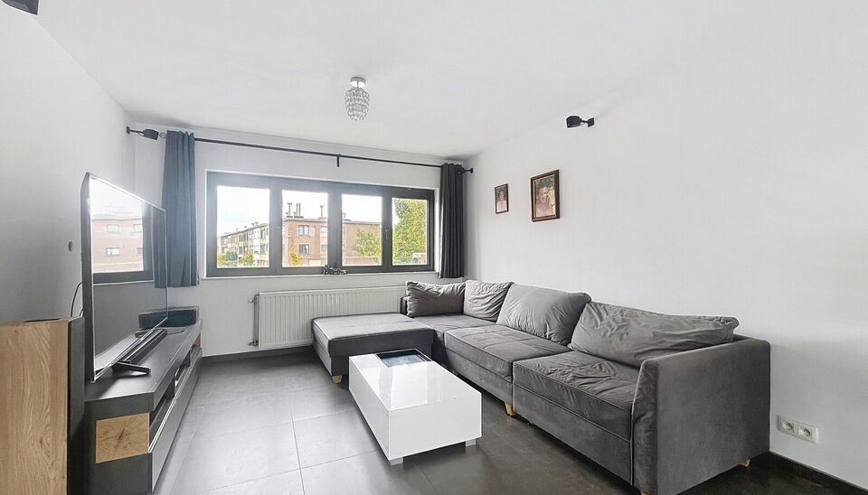 Energiezuinige bel-étagewoning in het hart van Hoevenen.
Deze instapklare woning is ideaal gelegen in het centrum van Hoevenen, op wandelafstand van winkels, openbaar vervoer en aangename wandelpaden.
Bij het betreden van het gelijkvloers komt u binnen i